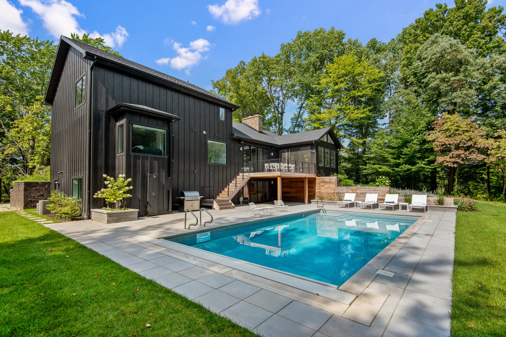 Inspiration för en mellanstor lantlig rektangulär pool på baksidan av huset, med naturstensplattor