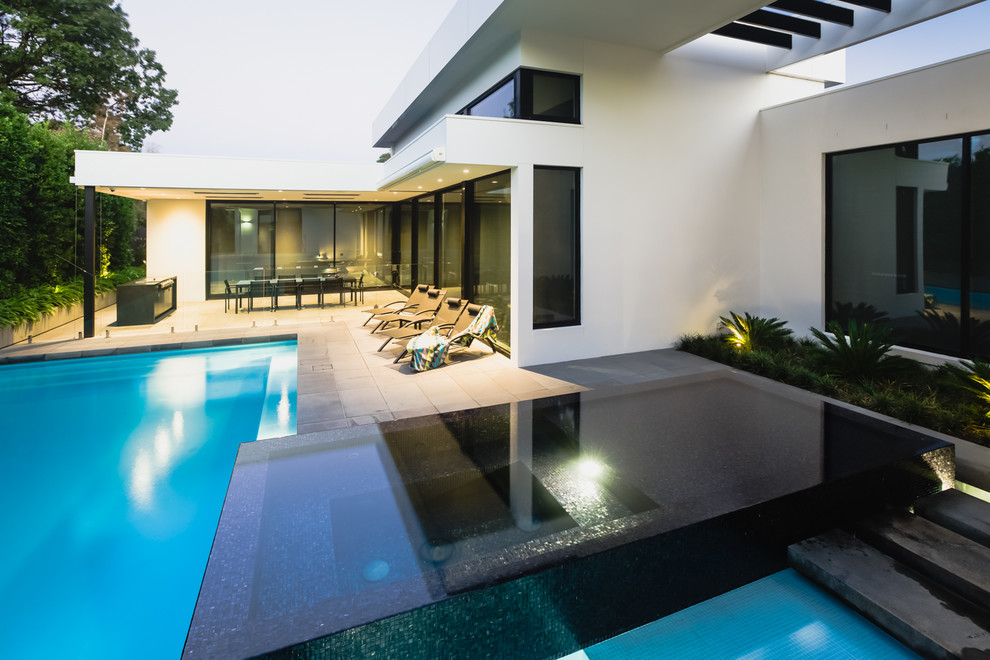 Esempio di una piccola piscina moderna personalizzata dietro casa