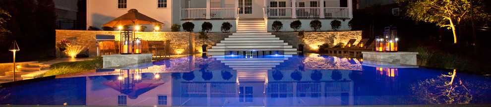 Imagen de piscina infinita actual extra grande rectangular en patio trasero