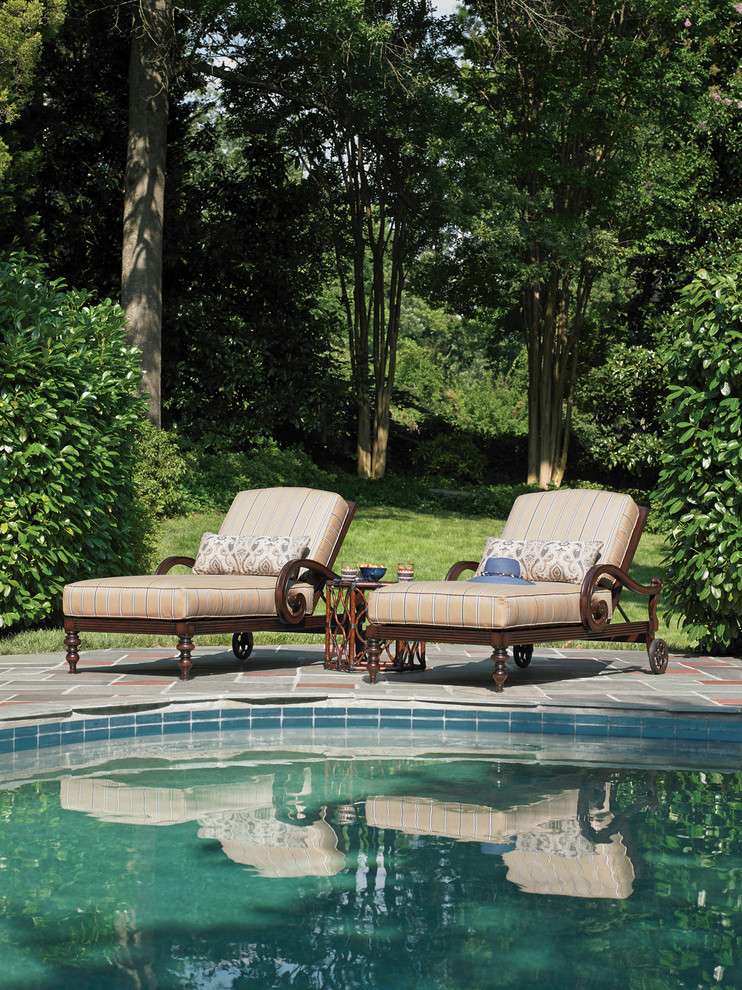 На фото: бассейн среднего размера, в форме фасоли на заднем дворе в классическом стиле с мощением тротуарной плиткой с
