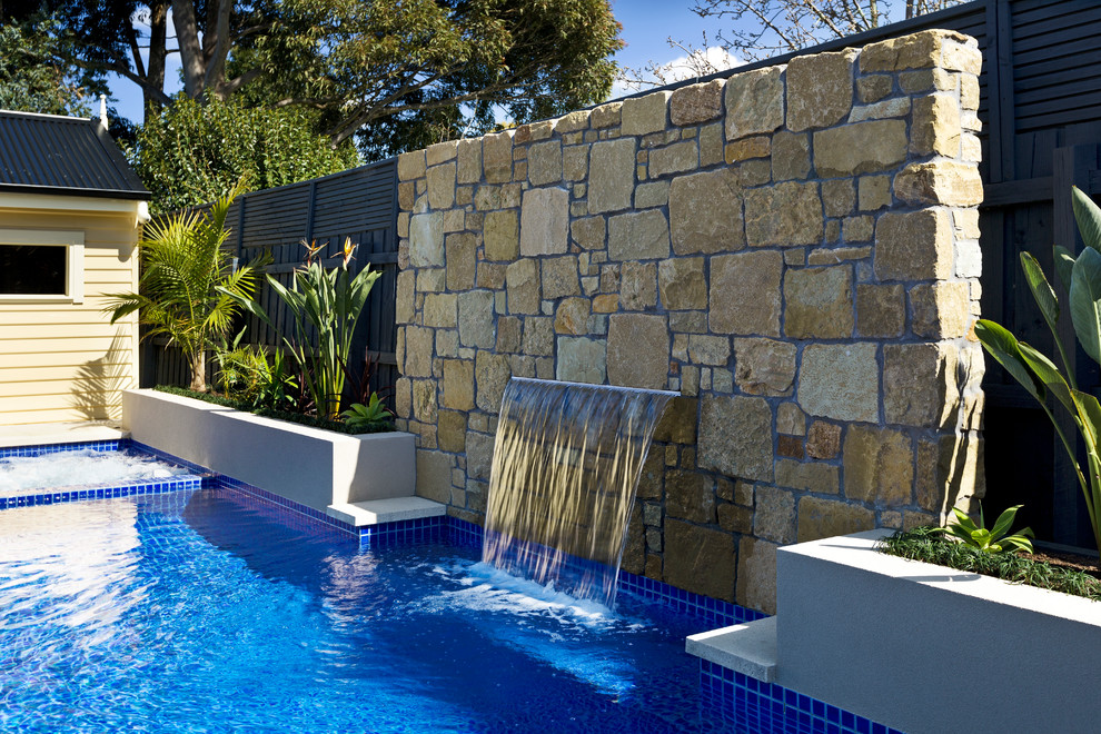 Стильный дизайн: бассейн в стиле модернизм с забором - последний тренд