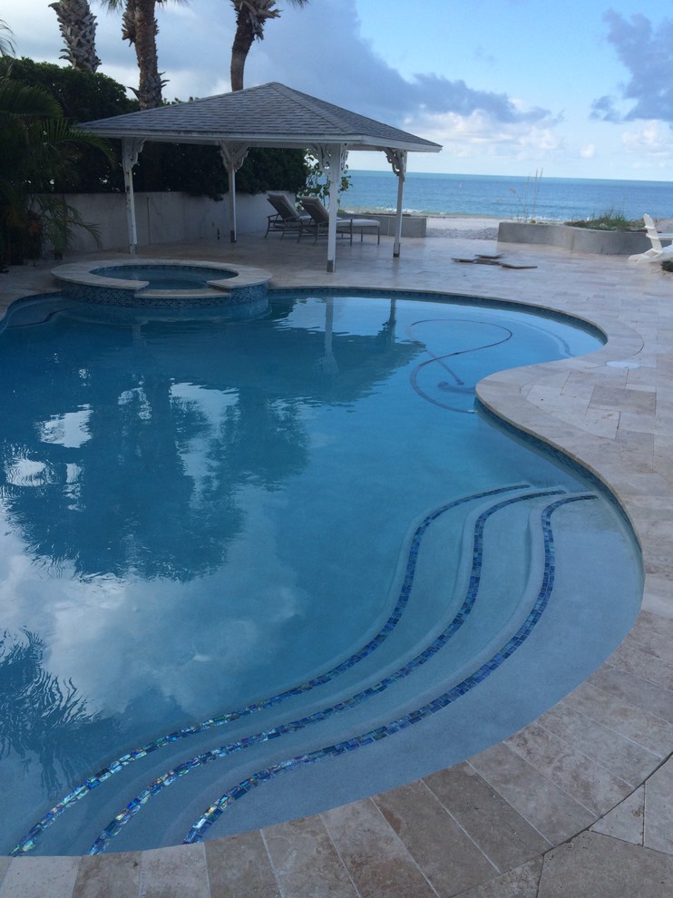 Diseño de casa de la piscina y piscina alargada clásica de tamaño medio a medida en patio trasero con suelo de baldosas