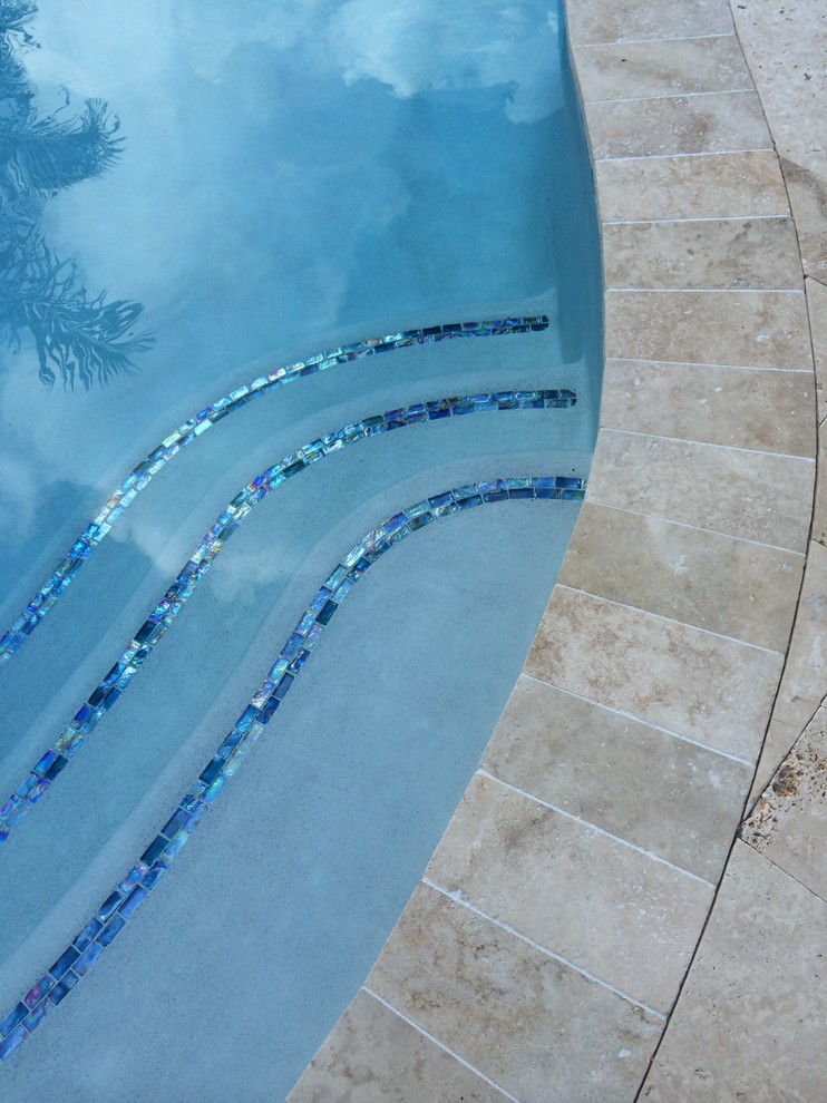 Idée de décoration pour une piscine arrière tradition de taille moyenne et sur mesure avec du carrelage.