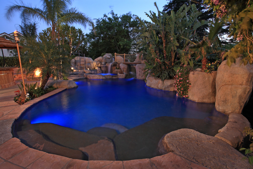 Foto de piscinas y jacuzzis naturales exóticos grandes a medida en patio trasero