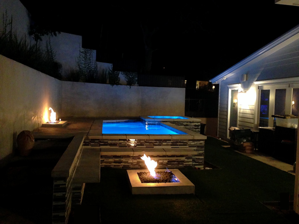 Cette image montre une petite piscine hors-sol et arrière minimaliste sur mesure avec un bain bouillonnant et du carrelage.