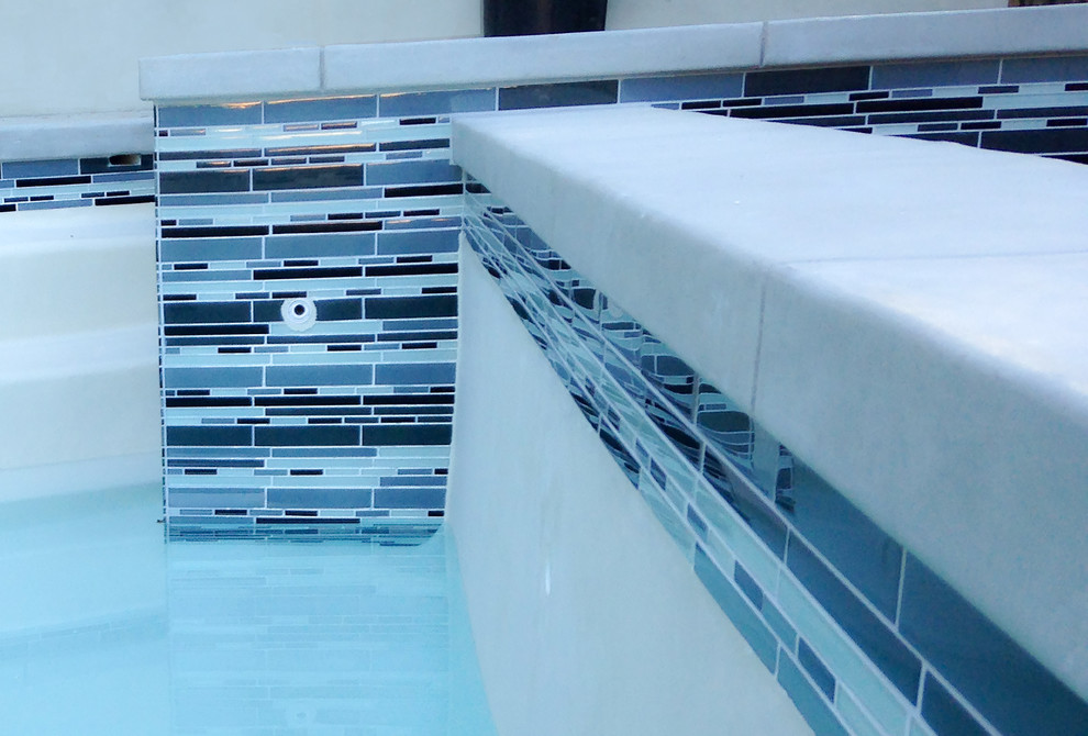 Inspiration pour une petite piscine hors-sol et arrière minimaliste sur mesure avec un bain bouillonnant et du carrelage.