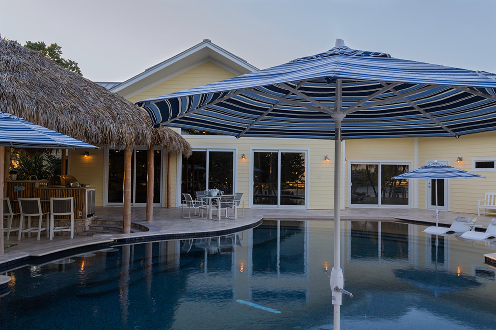 Идея дизайна: бассейн среднего размера, произвольной формы на заднем дворе в морском стиле с домиком у бассейна и покрытием из каменной брусчатки
