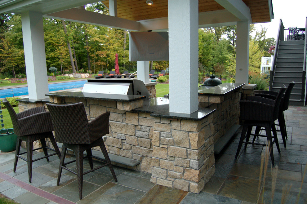 Diseño de patio minimalista grande en patio trasero con adoquines de piedra natural