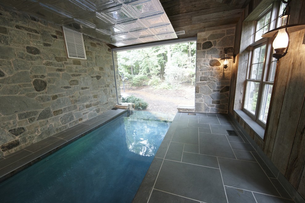 Foto di una piscina coperta a sfioro infinito stile rurale rettangolare di medie dimensioni con piastrelle
