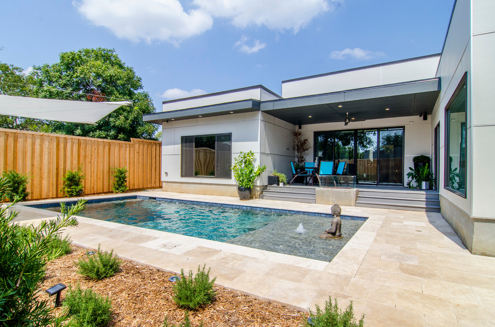 Diseño de piscina actual rectangular en patio