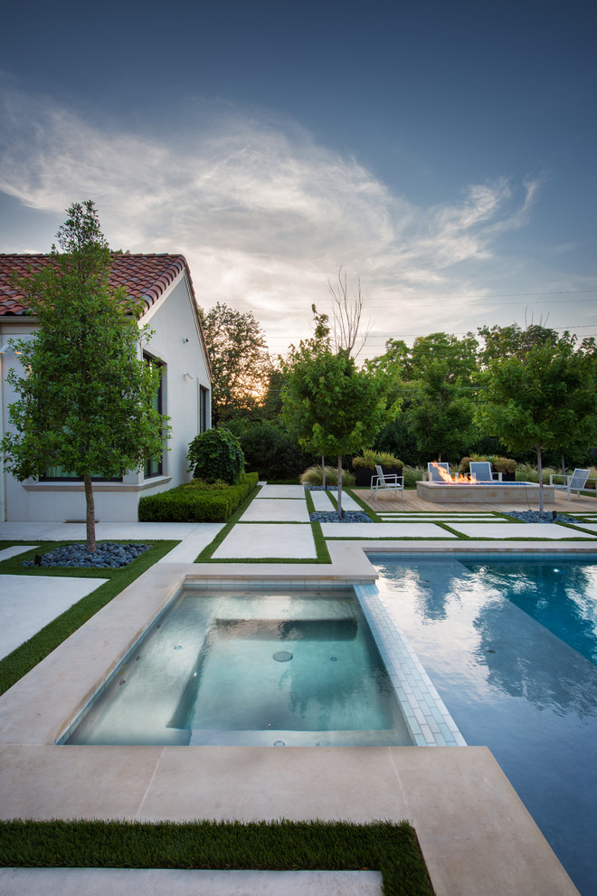 Imagen de casa de la piscina y piscina alargada moderna extra grande rectangular en patio trasero