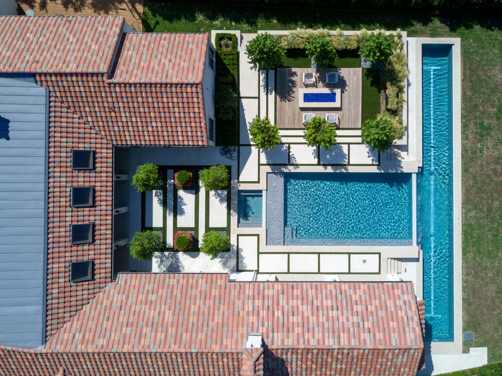 Стильный дизайн: огромный спортивный, прямоугольный бассейн на заднем дворе в стиле модернизм с домиком у бассейна - последний тренд