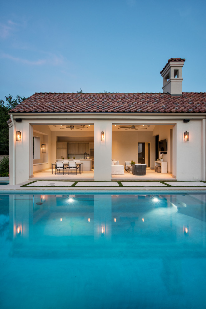 Источник вдохновения для домашнего уюта: большой прямоугольный бассейн-инфинити на заднем дворе в стиле модернизм с покрытием из бетонных плит
