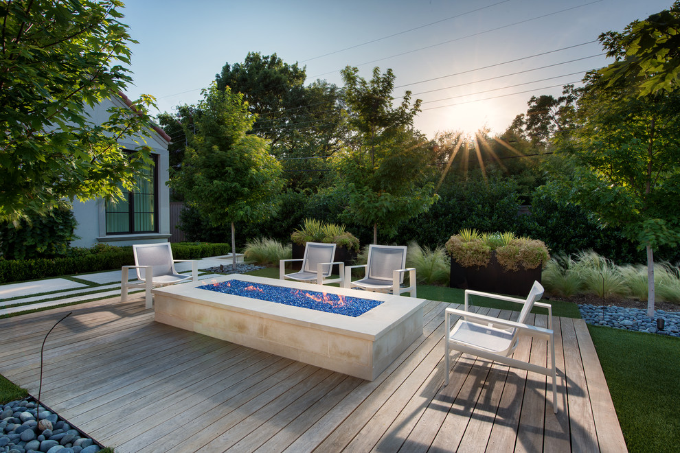 Ispirazione per una grande piscina a sfioro infinito minimalista rettangolare dietro casa con lastre di cemento