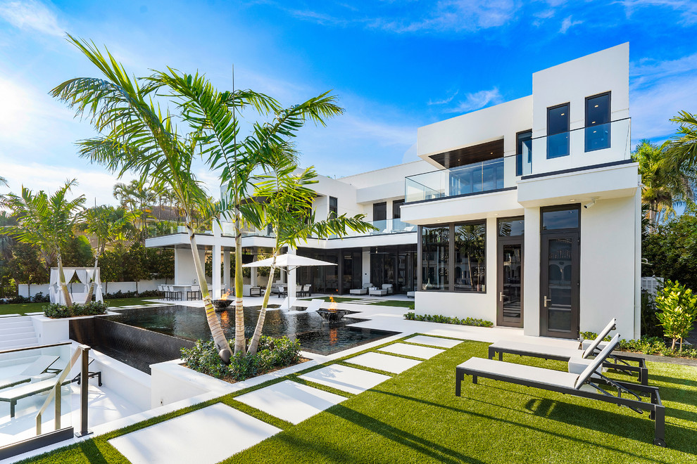 Стильный дизайн: большой прямоугольный бассейн-инфинити на заднем дворе в стиле модернизм с джакузи и покрытием из плитки - последний тренд