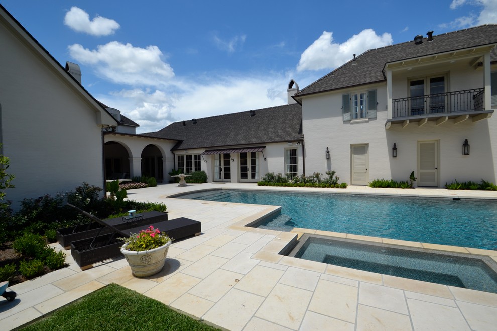 Foto de piscinas y jacuzzis alargados eclécticos de tamaño medio a medida en patio trasero con adoquines de piedra natural