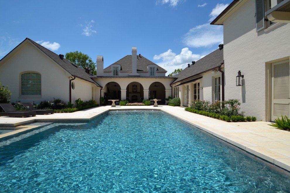 Imagen de piscinas y jacuzzis alargados bohemios de tamaño medio a medida en patio trasero con adoquines de piedra natural
