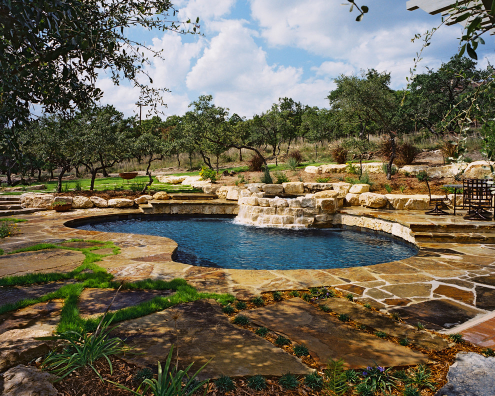 Diseño de piscinas y jacuzzis naturales rurales de tamaño medio a medida en patio trasero con adoquines de piedra natural