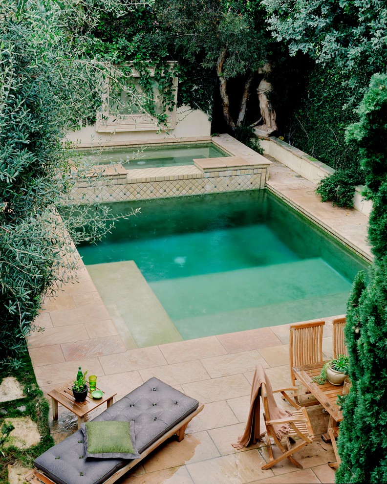 Diseño de piscinas y jacuzzis tradicionales pequeños rectangulares en patio trasero con adoquines de hormigón