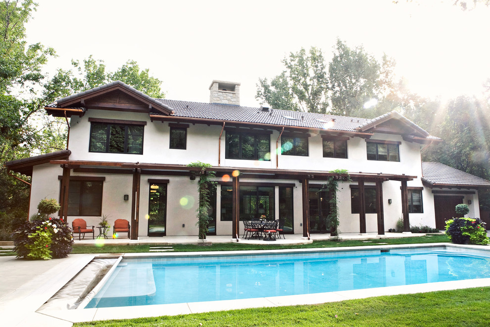 Diseño de casa de la piscina y piscina alargada mediterránea grande rectangular en patio trasero con suelo de hormigón estampado