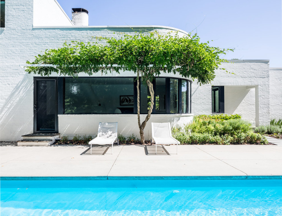 Источник вдохновения для домашнего уюта: большой спортивный, прямоугольный бассейн на заднем дворе в современном стиле с покрытием из бетонных плит