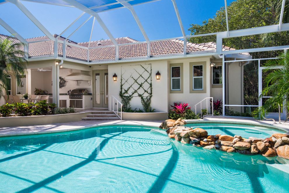 Mittelgroßer Klassischer Schwimmteich hinter dem Haus in individueller Form mit Betonplatten und Grillplatz in Miami