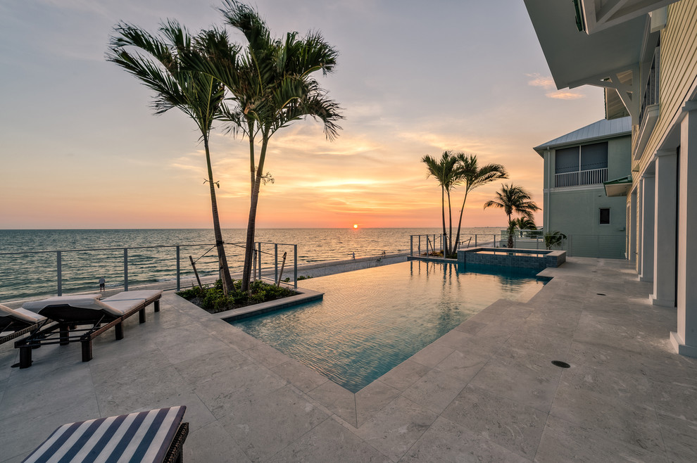Großer Moderner Pool hinter dem Haus in individueller Form mit Betonboden in Miami