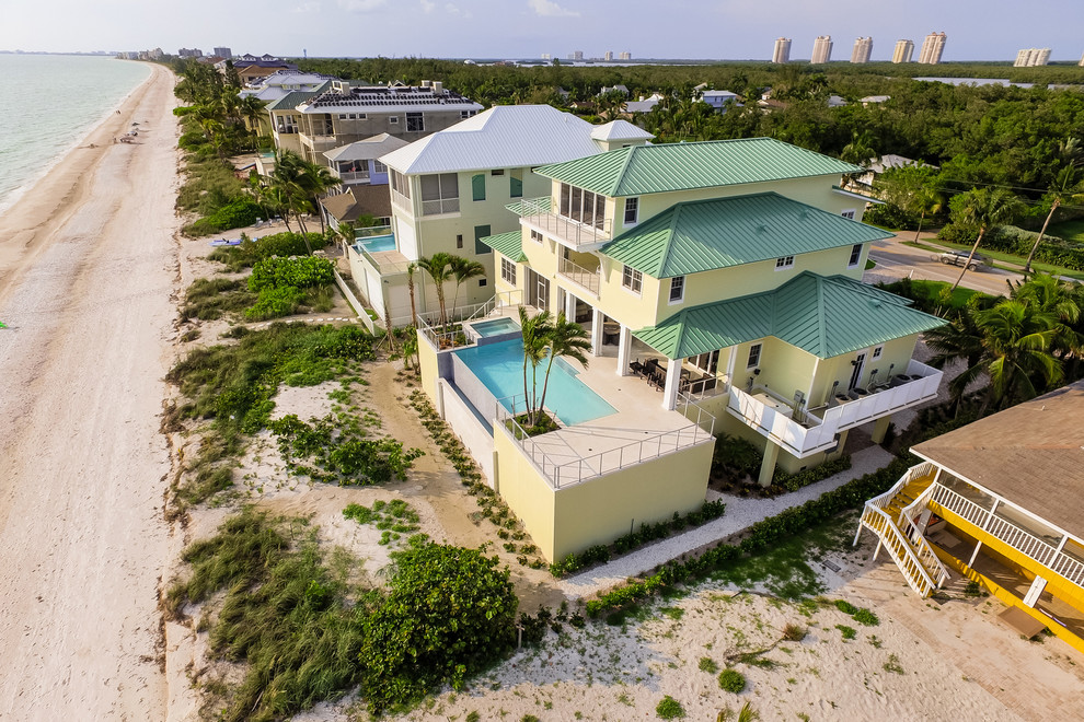 Großer Maritimer Pool hinter dem Haus in individueller Form mit Betonboden in Miami