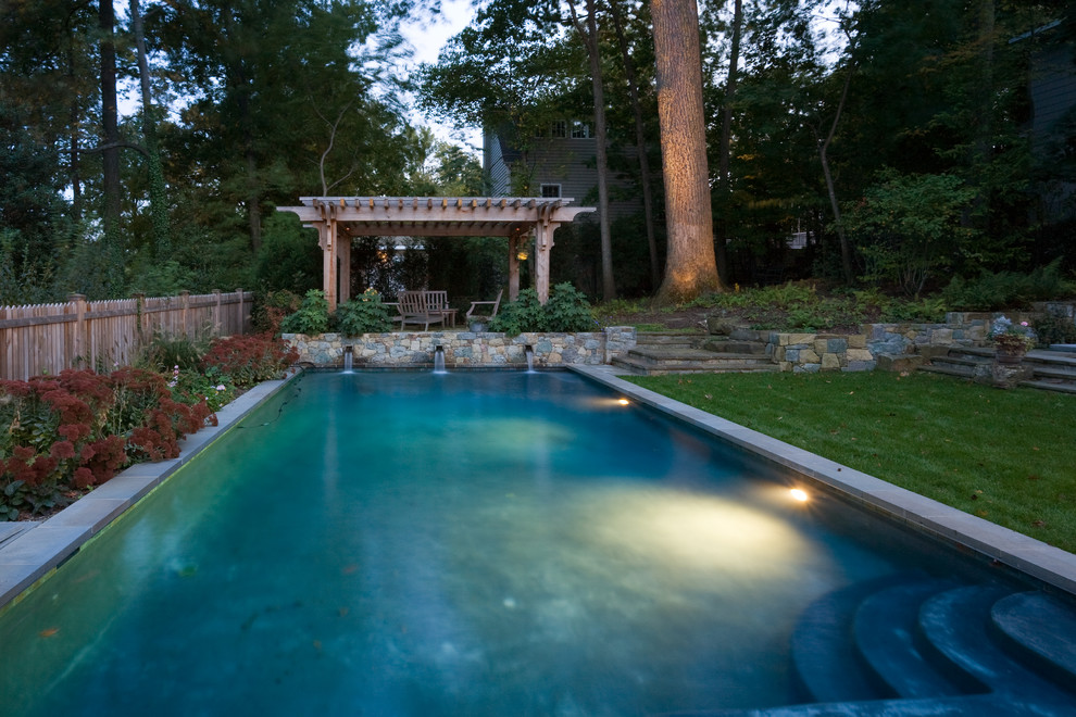 Idées déco pour une piscine arrière classique rectangle avec des pavés en pierre naturelle.