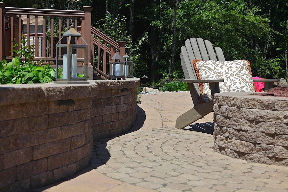 Пример оригинального дизайна: бассейн среднего размера, произвольной формы на заднем дворе в стиле рустика с фонтаном и мощением клинкерной брусчаткой