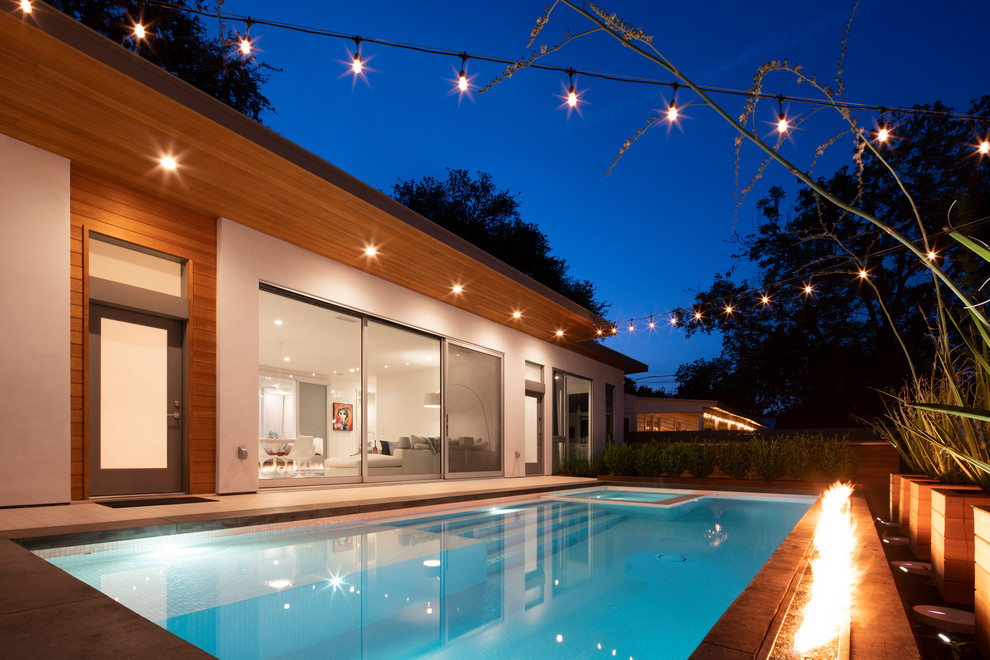 Hot tub - mid-sized modern courtyard rectangular hot tub idea in Austin with decking