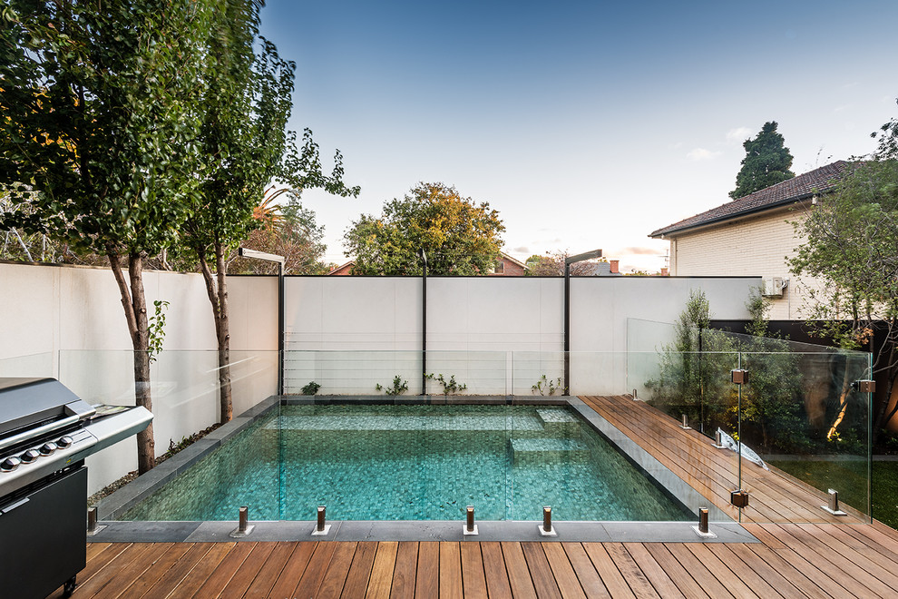 Ispirazione per una piccola piscina contemporanea rettangolare dietro casa con pavimentazioni in pietra naturale
