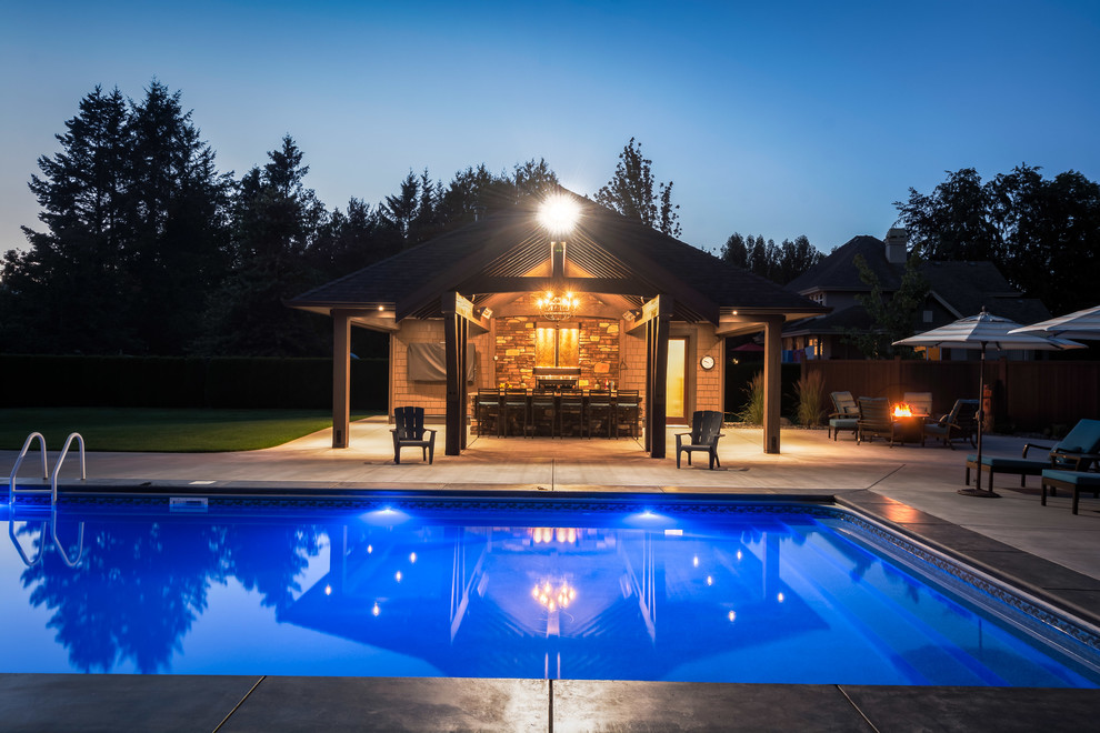 Großer Moderner Pool hinter dem Haus in rechteckiger Form mit Betonplatten in Vancouver