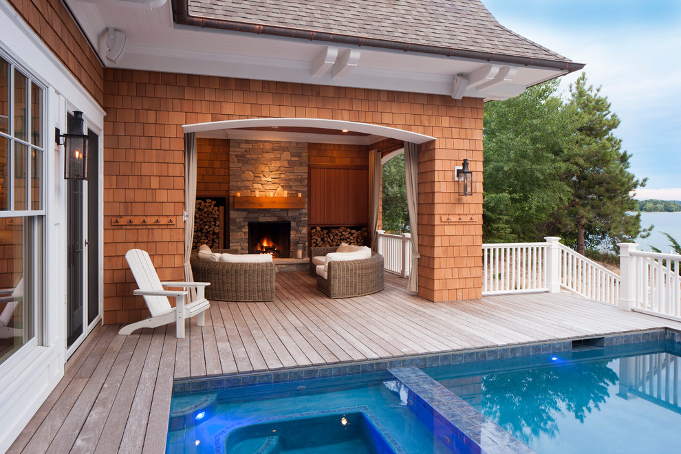 Diseño de piscina tradicional grande rectangular en patio trasero con entablado