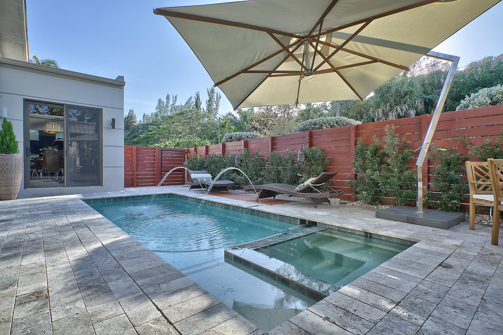 На фото: маленький спортивный, прямоугольный бассейн на боковом дворе в стиле модернизм с фонтаном и покрытием из каменной брусчатки для на участке и в саду
