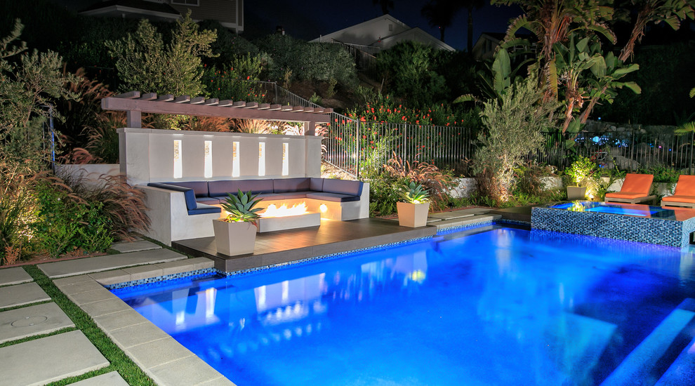 Mittelgroßer, Gefliester Moderner Schwimmteich hinter dem Haus in rechteckiger Form mit Wasserspiel in San Diego