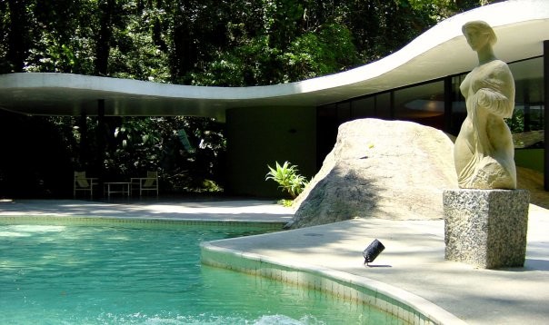 Example of a mid-century modern pool design in Los Angeles