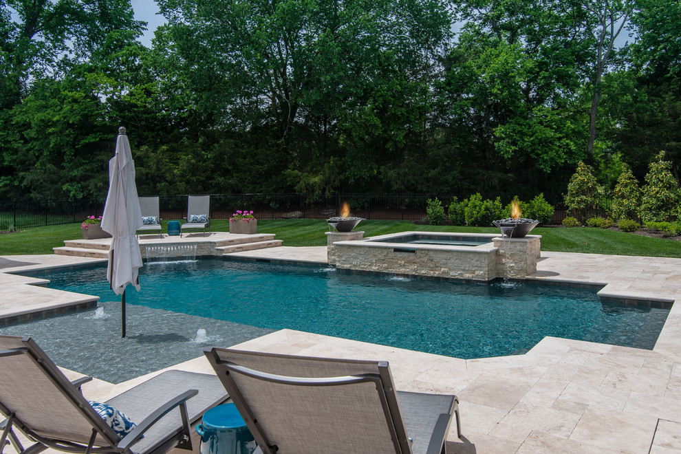 Modelo de piscinas y jacuzzis clásicos renovados de tamaño medio a medida en patio trasero
