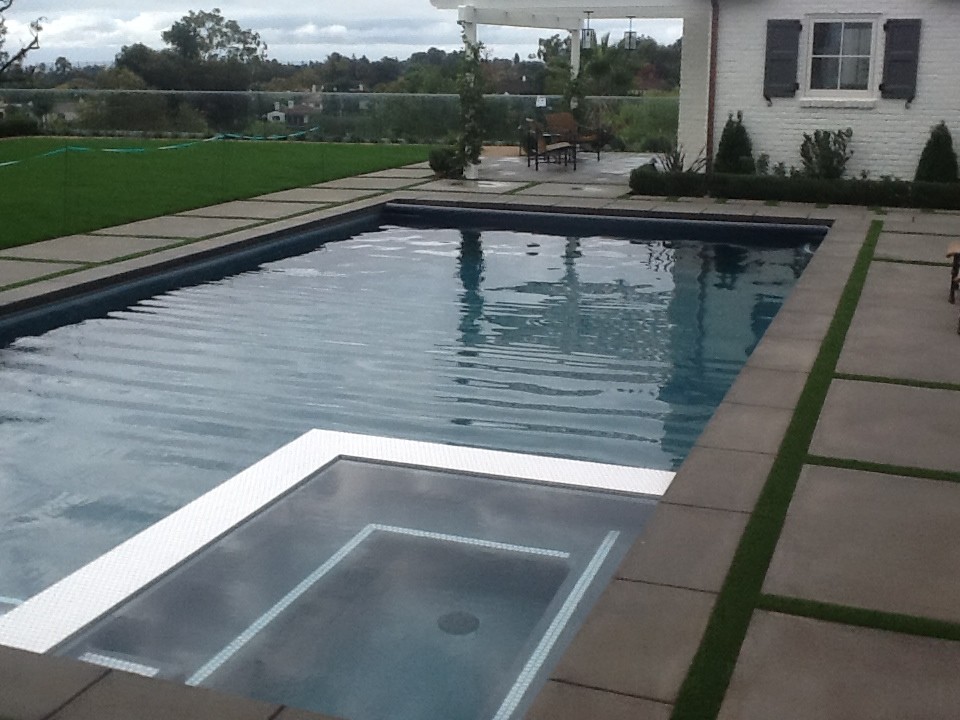 Foto di una piscina monocorsia classica rettangolare di medie dimensioni e dietro casa con piastrelle
