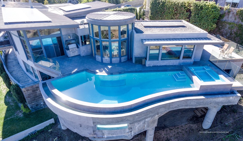 Exemple d'une très grande piscine hors-sol et arrière moderne sur mesure.