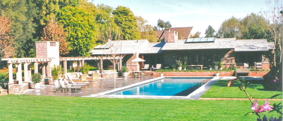 Inspiration for a traditional swimming pool in Los Angeles.