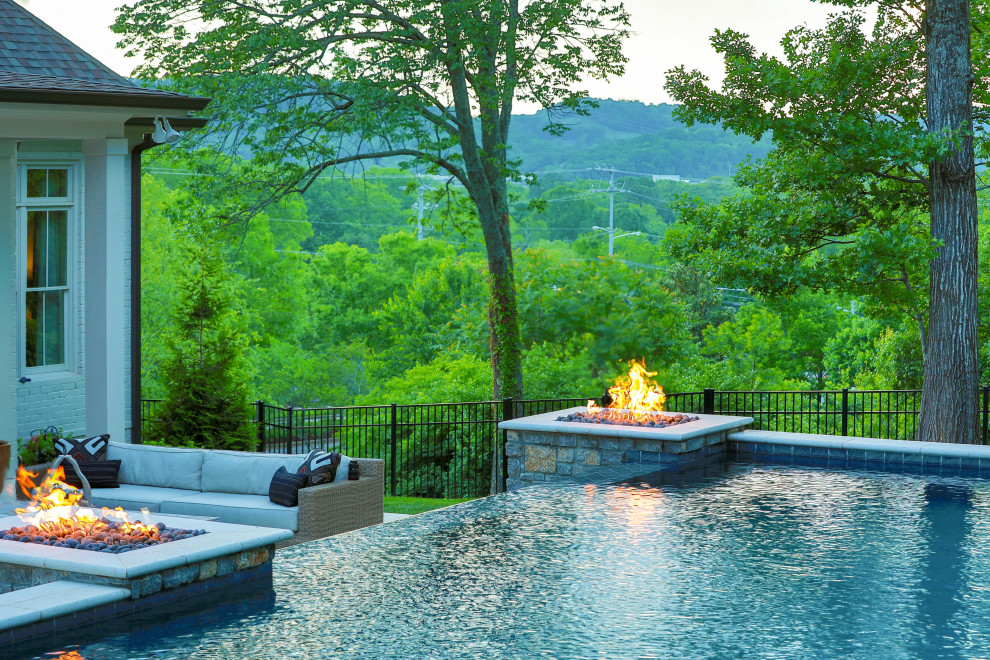 Großer Shabby-Look Pool hinter dem Haus in rechteckiger Form mit Natursteinplatten in Nashville