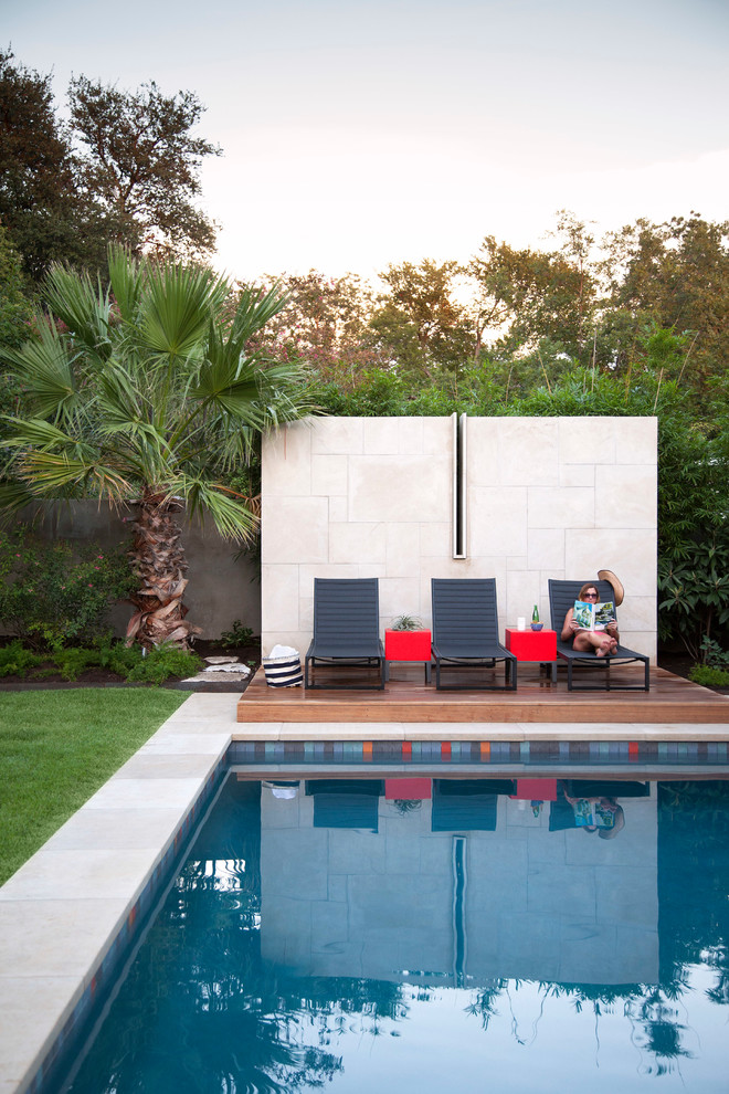 Modelo de piscina clásica renovada rectangular en patio trasero