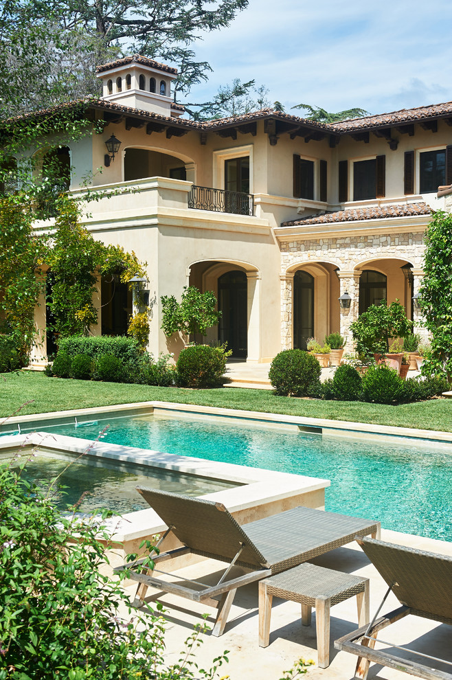 Geräumiger Klassischer Pool hinter dem Haus in rechteckiger Form in Los Angeles