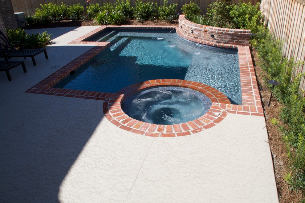 Exempel på en mellanstor klassisk pool på baksidan av huset