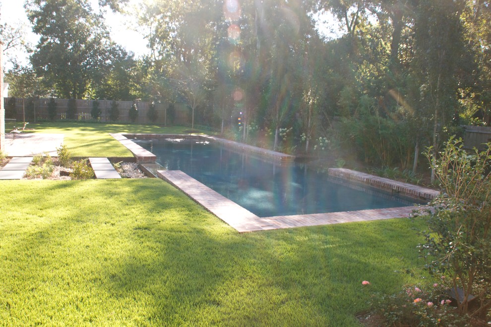 Diseño de piscina tradicional de tamaño medio en patio trasero