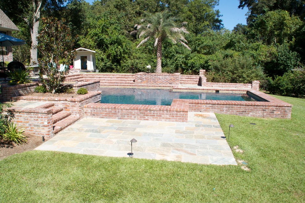 Immagine di una piscina chic di medie dimensioni e dietro casa