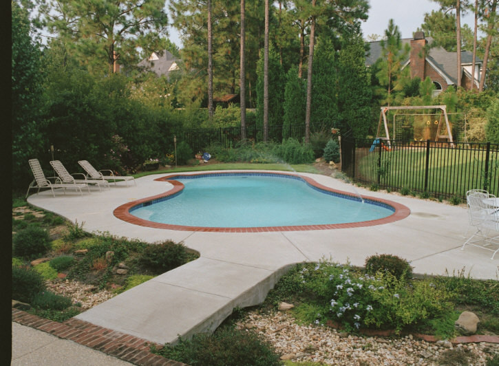 Источник вдохновения для домашнего уюта: большой бассейн произвольной формы на заднем дворе в классическом стиле с мощением клинкерной брусчаткой