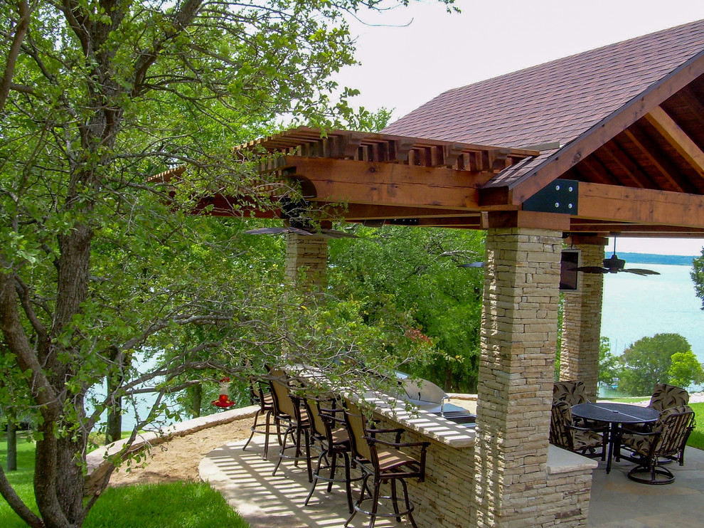 Großer Uriger Infinity-Pool hinter dem Haus in individueller Form mit Natursteinplatten in Dallas