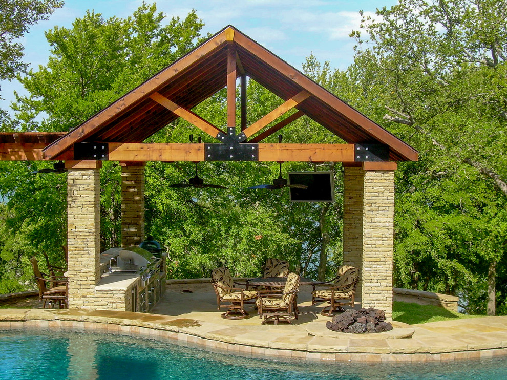 Идея дизайна: большой бассейн-инфинити произвольной формы на заднем дворе в стиле рустика с покрытием из каменной брусчатки